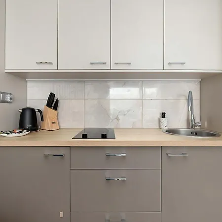 Apartmán Jasne Z Parkingiem & Balkonem, Blisko Plazy By Renters